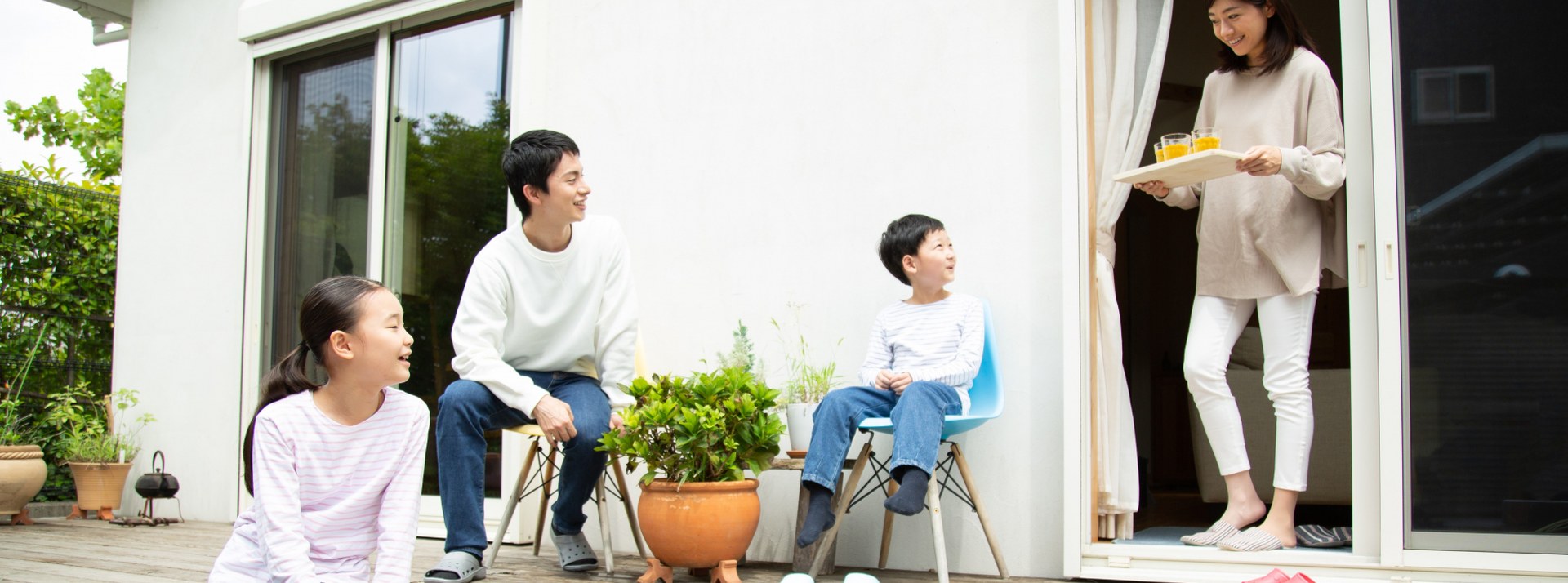 家族が笑顔で過ごす住まいの様子